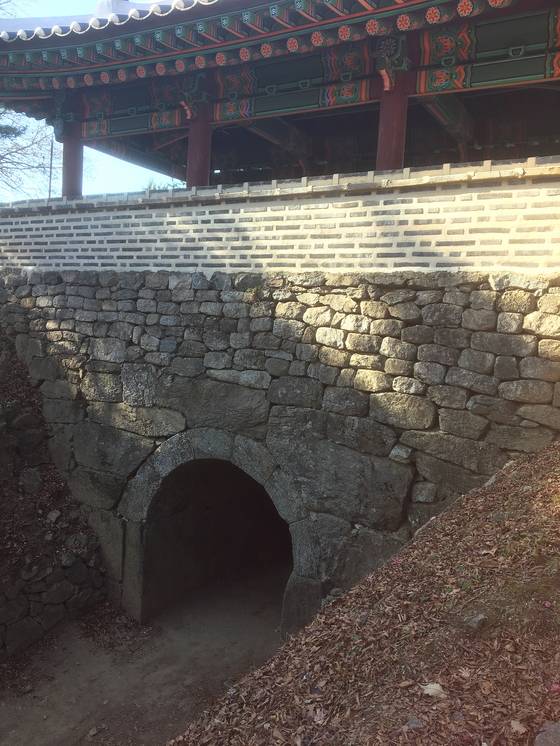 인조가 45일 항전을 끝으로 삼전도로 향했던 서문. [사진 하만윤]