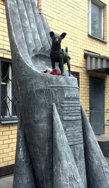 지난 2008년 모스크바의 한 군 시설 앞에 설치된 우주견 '라이카'의 기념비.