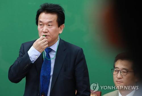 호루라기 부는 박주원 최고위원 (서울=연합뉴스) 홍해인 기자 = 국민의당 박주원 최고위원이 22일 오전 국회 본청 당대표실에서 열린 최고위원회의에서 전날 비공개로 진행된 의원총회 도중 총회 내용이 참석 의원들을 통해 언론에 소개된 것과 관련해 경고의 의미로 호루라기를 불고 있다. 2017.11.22      hihong@yna.co.kr
