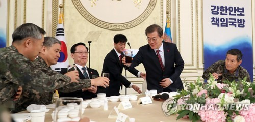 문 대통령, 전군 주요지휘관과 건배 (서울=연합뉴스) 배재만 기자 = 문재인 대통령이 8일 오후 청와대 영빈관에서 열린 전군 주요지휘관 격려 오찬에서 군 지휘관들과 함께 건배하고 있다. 왼쪽부터 이왕근 공군 참모총장, 김용우 육군 참모총장, 송영무 국방부 장관, 문 대통령, 정경두 합참의장. 2017.12.8 scoop@yna.co.kr