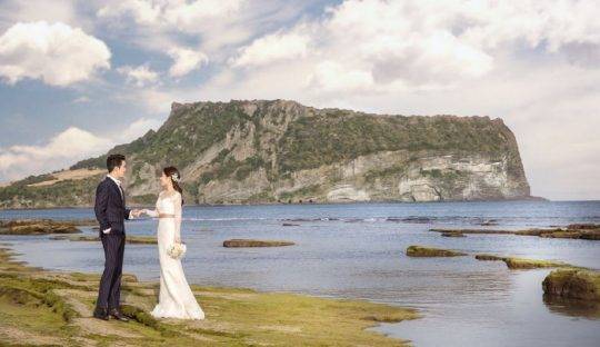 가수 신유가 예비신부와 제주도 성산일출봉을 배경으로 웨딩화보를 촬영하고 있다. /SY엔터테인먼트 제공