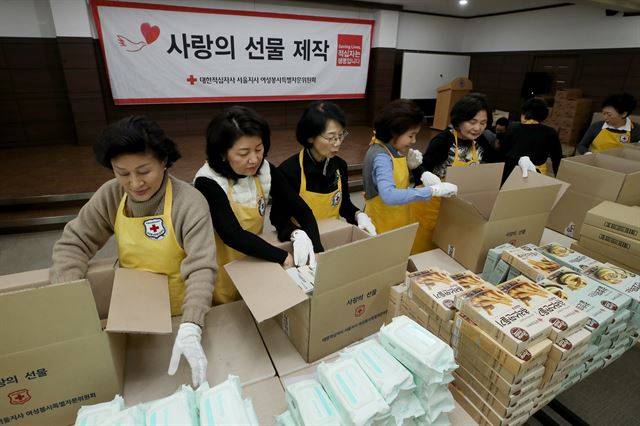 8일 오후 서울 성동구 마장동 대한적십자사 서울지사에서 여성봉사특별자문위원회 회원들이 '사랑의 선물'을 제작하고 있다. 연합뉴스