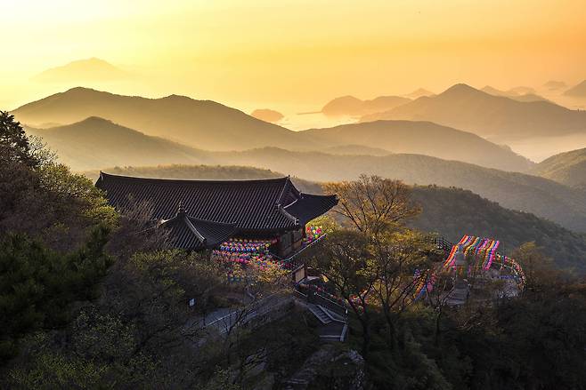 제16회 국립공원 사진공모전 일반부문 장려상 보리암의 아침 (한려해상) 박재준 작 [자료 국립공원관리공단]