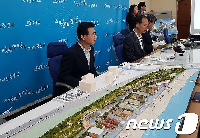 11일 최문순 강원지사가 도청 소통공간에서 기자간담회를 통해 양양 LF스케어 몰 개발관련 중간 발표를 하고 있다. 2017.12.11/뉴스1 © News1 신효재 기자