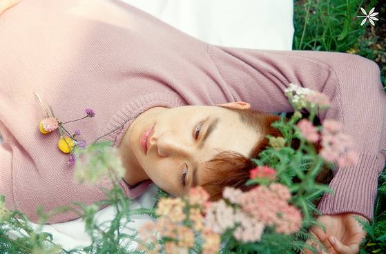 몽환적인 소녀 감성의 엑소 화보. 눈두덩이 전체에 바른 아이섀도가 부드러운 이미지를 자아낸다. [사진 엑소 공식홈페이지]