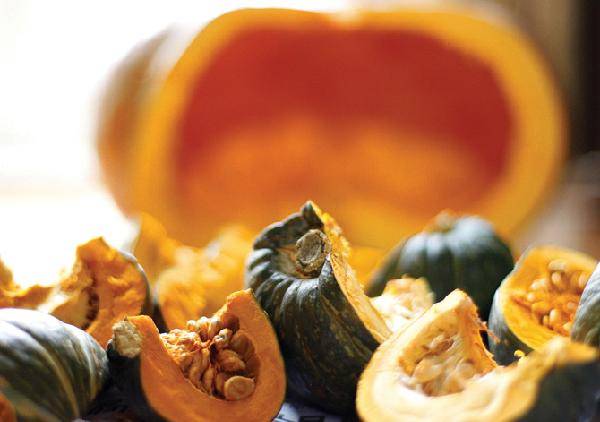 [월간산]단호박에는 베타카로틴과 비타민 A·C·E 등이 풍부하게 함유되어 있어 항암효과와 면역력 강화에 좋다.