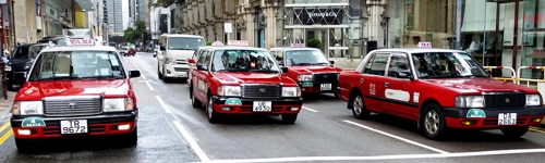 빨간색 택시는 홍콩의 상징이다.