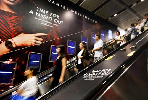 홍콩에서 가장 빠른 교통수단인 지하철로 이어지는 에스컬레이터