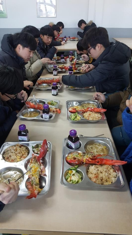 울산 세인고에 점심 급식 등장한 랍스터 [울산시교육청 제공=연합뉴스]