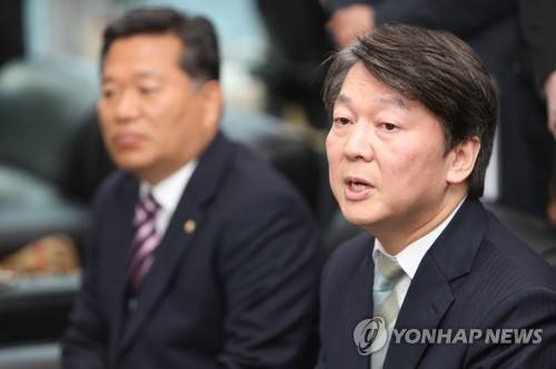 기자들과 만난 안철수 대표 (전주=연합뉴스) 임채두 기자 =  국민의당 안철수 대표가 11일 오전 전북 전주시 완산구 전북도의회에서 열린 제40차 최고위원회의 '전북현장 최고위원회의'를 마친 뒤 기자간담회에 참석해 발언하고 있다. doo@yna.co.kr
