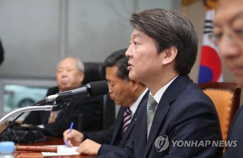 최고위원회의 참석한 안철수 대표 (전주=연합뉴스) 임채두 기자 = 안철수 국민의당 대표가 11일 오전 전북 전주시 완산구 전북도의회에서 열린 국민의당 제40차 최고위원회의 '전북현장 최고위원회의'에서 발언하고 있다. doo@yna.co.kr