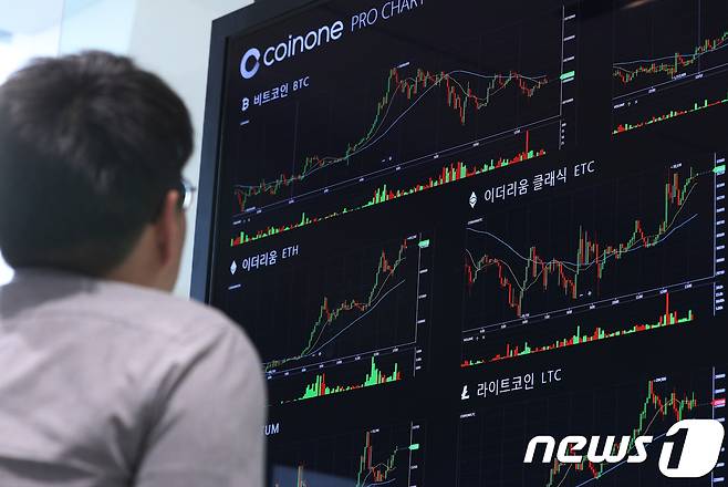 12일 오후 서울 여의도 가상화폐 거래소 코인원에서 한 시민이 시세 전광판을 바라보고 있다. 2017.12.12/뉴스1 © News1 신웅수 기자