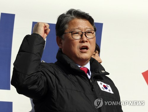 청주 태극기 집회 참석한 조원진 (청주=연합뉴스) 이승민 기자 = 2일 오전 청주시 청원구 그랜드플라자 호텔에서 열린 '대한애국당 충북도당 창당 기념 태극기 집회'에 참석한 조원진 대한애국당 공동대표가 구호를 외치고 있다. 2017.12.2      logos@yna.co.kr