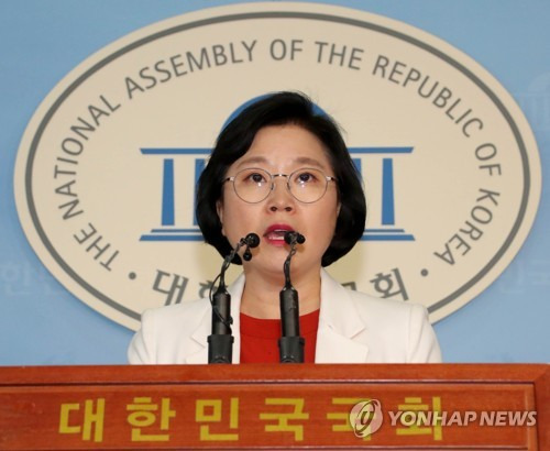 김현 대변인 현안 브리핑 (서울=연합뉴스) 백승렬 기자 = 더불어민주당 김현 대변인이 22일 국회 정론관에서 신고리 5·6호기 문제 등 현안에 대해 브리핑하고 있다. 2017.10.22      srbaek@yna.co.kr