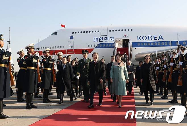 중국을 국빈 방문한 문재인 대통령과 김정숙 여사가 13일 오전 중국 베이징 서우두 국제공항에 도착, 의장대를 사열하고 있다. (청와대 페이스북) 2017.12.13/뉴스1 © News1 이광호 기자