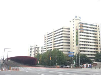 응봉대림1차 아파트에 재건축 추진을 알리는 플랭카드가 걸려있다.  /김리영 인턴기자