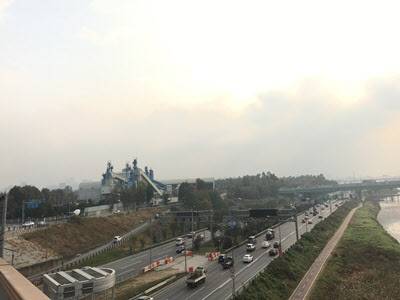 응봉교에서 바라본 삼표레미콘 성수 공장. 이전하기로 확정됐다. /김리영 인턴기자