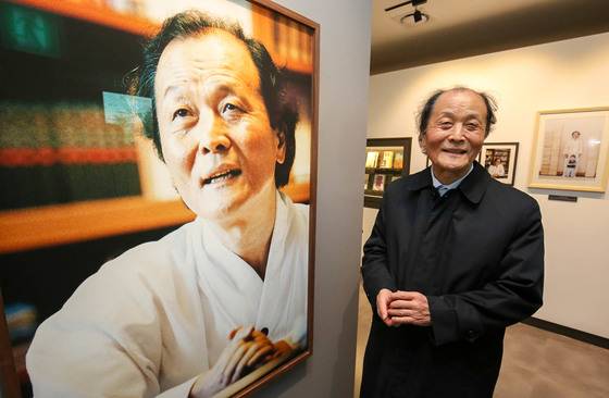 조정래 작가가 가족문학관 내 ‘소설가 조정래 문학실’ 입구에서 문학관을 열게 된 소회와 향후 작품 구상계획 등을 밝히고 있다. 프리랜서 장정필