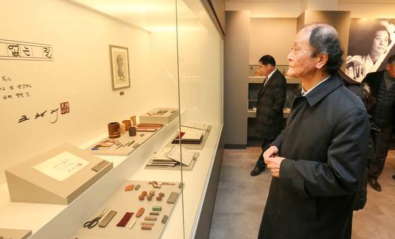 조정래 작가가 가족문학관 내 ‘소설가 조정래 문학실’ 전시작품들을 둘러보고 있다. 프리랜서 장정필