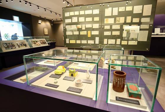 가족문학관 내 ‘시인 김초혜 문학실’ 전경. 김 시인의 육필원고와 붓글씨 등 420점이 전시돼 있다. 프리랜서 장정필