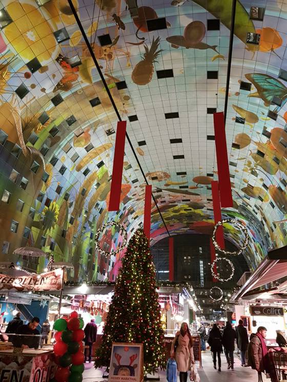 마켓홀 내부 시장 전경. 일평균 2만4000명이 방문한다. 천장에 달린 아파트 내부 유리를 통해 시장을 내려다볼 수 있다. 시가 공모해 선정한 디자인이다. [김기환 기자]