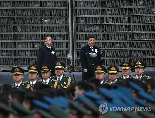 中 난징대학살 추모식 참석한 시진핑 (난징 EPA=연합뉴스) 시진핑 중국 국가주석(오른쪽)과 위정성 전국인민정치협상회의(정협) 주석(왼쪽)이 13일(현지시간) 난징대학살 80주년 추모식에 참석하기 위해 난징에 위치한 '난징대학살 희생동포 기념관'에 도착하고 있다. 올해로 4회를 맞는 난징대학살 국가추모일 기념식에 시 주석이 참석한 것은 2014년 첫 행사 이후 3년 만이다.       lkm@yna.co.kr