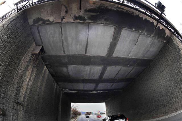 자유로 가양대교 북단 부근 서울시와 경기 고양시의 경계 지점에 설치된 ‘고가낙석’형 대전차방호벽. 유사시 발파를 통해 떨어뜨리기 위해 천장에 설치한 수십 개의 콘크리트 블록이 보인다. 가로 1m 세로 1m 높이 1.5m 크기의 콘크리트 무게는 3~4t가량으로 추정된다.