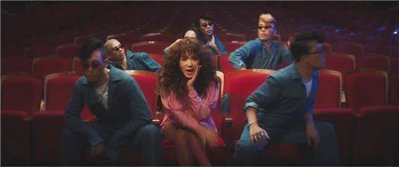 가수 엄정화의 신곡 '엔딩 크레딧' 뮤직비디오 한 장면. 뮤직비디오 캡처