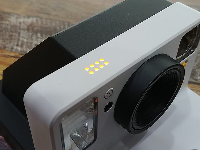 구형 제품과 달리 남은 필름 수를 LED로 알려준다