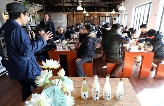 충남 당진시 신평양조장에서 지난 7일 막걸리만들기체험 프로그램이 진행됐다. 신평양조장 김동교(44 ·왼쪽 )대표가 막걸리 제조법과 술의 역사 등을 강의하고 있다. 프리랜서 김성태