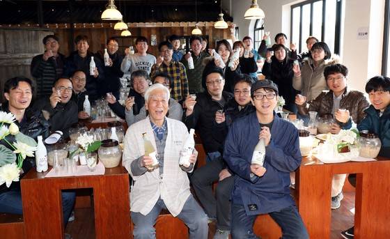 신평양조장 김문교 대표(앞줄 오른쪽)과 부친 김용세(앞줄 왼쪽)씨와 체험객들이 백련막걸리를 들고 환하게 웃고있다. 프리랜서 김성태