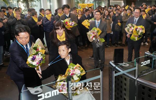 2012년 파업 당시 해직됐다 복직된 MBC 이용마 기자가  최승호 사장과 함께 노조원들의 박수를 받으며 지난 11일 오전 새로 발급받은 신분증으로 서울 상암동 본사 출입문을 통과하고 있다. 이상훈 선임기자