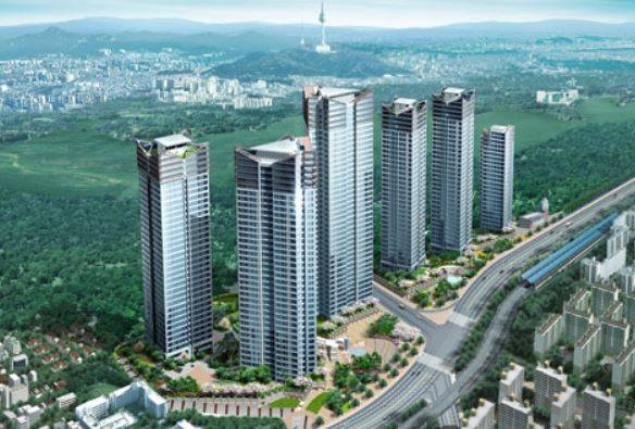 서울 용산구 파크타워 아파트 단지 고층 건물 전경 참고 사진