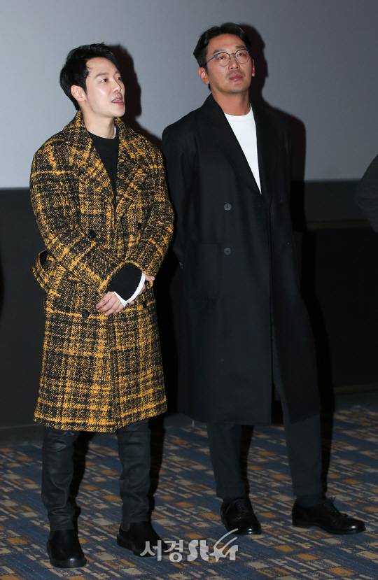 배우 김동욱, 하정우가 14일 오후 서울 송파구 롯데시네마 월드타워에서 열린 영화 ‘신과함께-죄와 벌(감독 김용화)’ 무대인사 행사에 참석해 관객과의 시간을 갖고 있다.