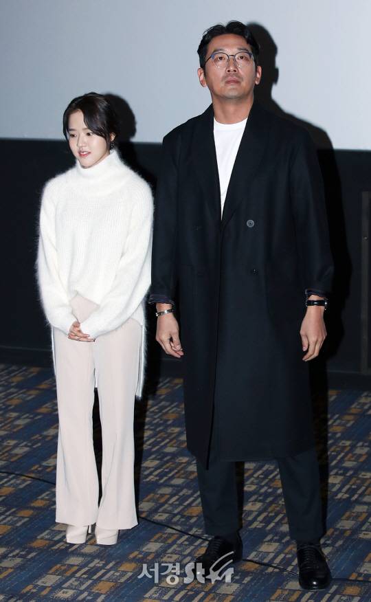 배우 김향기, 하정우가 14일 오후 서울 송파구 롯데시네마 월드타워에서 열린 영화 ‘신과함께-죄와 벌(감독 김용화)’ 무대인사 행사에 참석해 관객과의 시간을 갖고 있다.