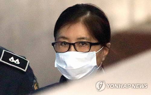 최순실, 오늘 결심 공판... (서울=연합뉴스) 최재구 기자 = 헌정 초유의 대통령 탄핵을 몰고 온 국정농단 사건의 핵심 인물인 '비선실세' 최순실씨가 1심 결심공판에 참석하기 위해 14일 서울 서초구 중앙지법에 들어서고 있다. 2017.12.14 jjaeck9@yna.co.kr