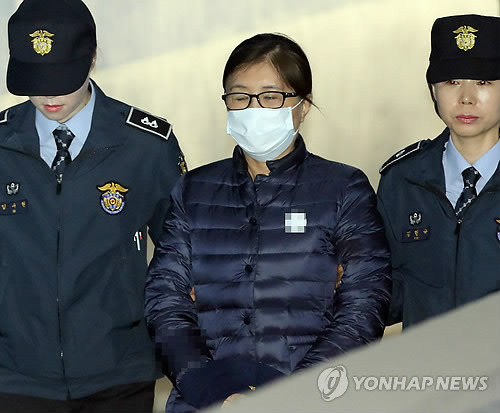 최순실 결심공판 법정 출석 (서울=연합뉴스) 최재구 기자 = 헌정 초유의 대통령 탄핵을 몰고 온 국정농단 사건의 핵심 인물인 '비선실세' 최순실씨가 1심 결심공판에 참석하기 위해 14일 오전 서울 서초구 서울중앙지법에 들어서고 있다.     jjaeck9@yna.co.kr