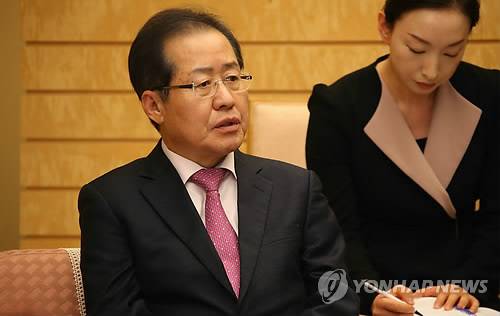 일본 방문한 홍준표 대표 (서울=연합뉴스) 홍준표 자유한국당 대표가 14일 일본을 방문해 도쿄에 있는 총리 관저에서 아베 신조(安倍晋三) 일본 총리와 면담하고 있다. [자유한국당 제공=연합뉴스]      photo@yna.co.kr