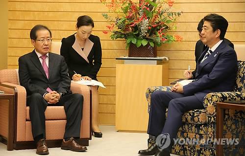 홍준표 대표, 일본 아베 총리 면담 (서울=연합뉴스) 일본을 방문 중인 자유한국당 홍준표 대표가 14일 오후 일본 도쿄 총리 관저에서 아베 신조(安倍晋三) 일본 총리를 면담하고 있다. [자유한국당 제공=연합뉴스]      photo@yna.co.kr