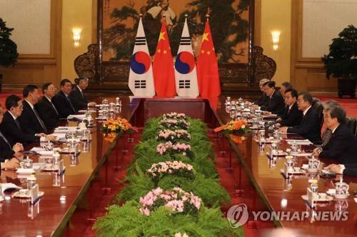 발언하는 문 대통령 (베이징=연합뉴스) 배재만 기자 = 중국을 국빈 방문 중인 문재인 대통령이 14일 오후 베이징 인민대회당 동대청에서 시진핑 중국 국가주석과 확대 정상회담을 하고 있다. 2017.12.14 scoop@yna.co.kr