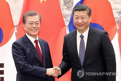 한-중 정상, MOU 서명식을 마치고 (베이징=연합뉴스) 배재만 기자 = 문재인 대통령과 시진핑 중국 국가주석이 14일 오후 베이징 인민대회당 서대청에서 열린 MOU 서명식을 마치고 악수하고 있다.       scoop@yna.co.kr