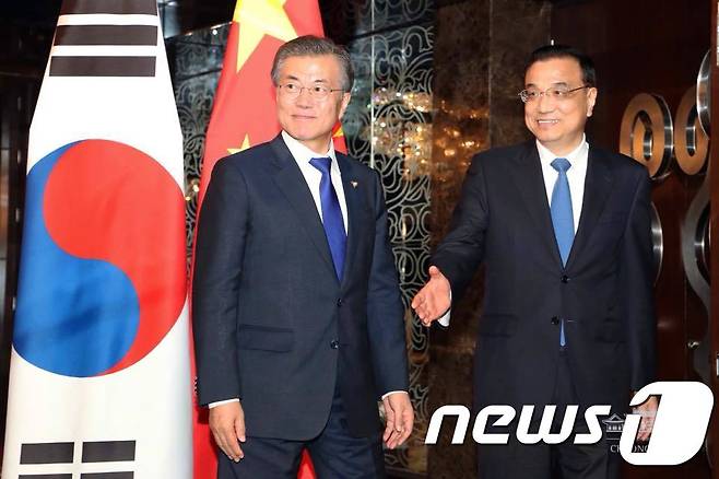 문재인 대통령이 지난 13일 오후 필리핀 마닐라 소피텔 호텔에서 리커창 중국 총리와 회담장으로 이동하고 있다.(청와대 페이스북) 2017.11.14/뉴스1 © News1 김명섭 기자