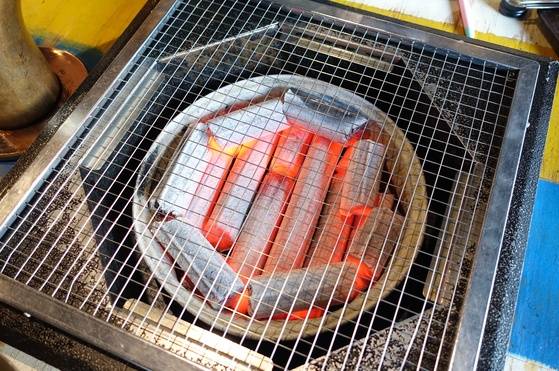 고기를 굽기 위해 숯불에 실석쇠를 올렸다. 숯은 대나무를 갈아 반죽한 다음 진공상태에서 가래떡처럼 뽑아서 말리고 구운 중국산 비장탄이다.