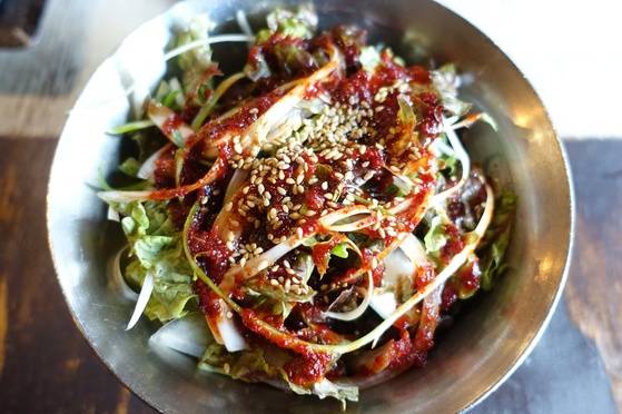 파·양파 채와 상추 겉절이.