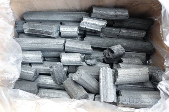 대나무를 갈아서 반죽하고 성형해 구운 비장탄. 100% 대나무로 만들어 흔히 고깃집에서 쓰는 합성탄과는 다르다.