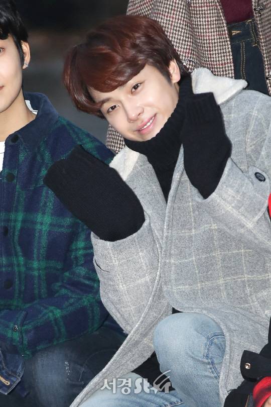 더보이즈 주학년이 15일 오전 서울 영등포구 여의도동 KBS신관 공개홀에서 진행된 KBS2 ‘뮤직뱅크’ 리허설에서 참석하기 위해 출근하고 있다.