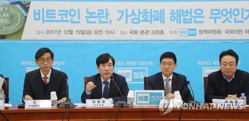 가상화폐 해법 찾아 나선 바른정당 (서울=연합뉴스) 안정원 기자 = 바른정당 하태경 최고위원이 15일 오전 국회에서 열린 비트코인 논란 가상화폐 해법은 무엇인가 정책간담회에 참석, 인사말을 하고 있다.   2017.12.15      jeong@yna.co.kr