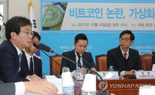 비트코인 정책 간담회 참석한 유승민 대표 (서울=연합뉴스) 안정원 기자 = 바른정당 유승민 대표가 15일 오전 국회에서 열린 비트코인 논란 가상화폐 해법은 무엇인가 정책간담회에서 인사말을 하고 있다.       jeong@yna.co.kr