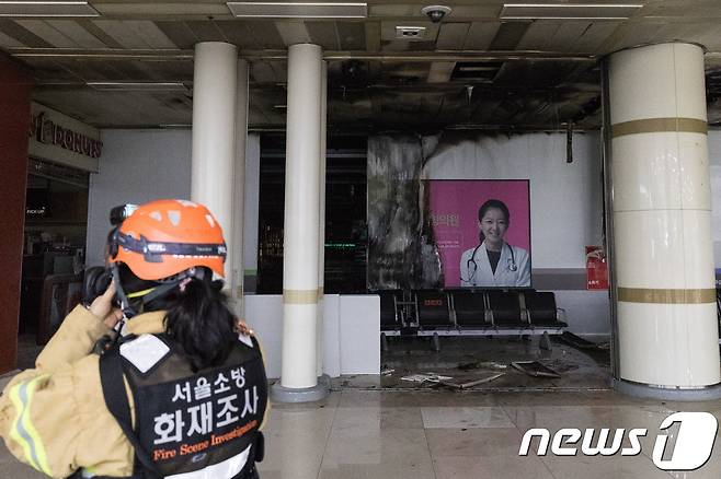 지난 11월 29일 오후 서울 강서구 김포공항 국제선청사 1층 상업시설 공사장에서 화재가 발생해 소방대원들이 잔불확인 및 화재조사를 하고 있다.  © News1 유승관 기자