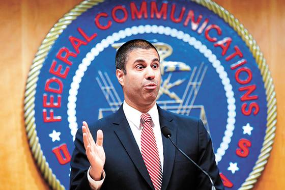 ‘망 중립성 원칙’ 폐지 결정을 설명하는 아짓 파이 FCC( 연방통신위원회) 위원장. [AP=연합뉴스]